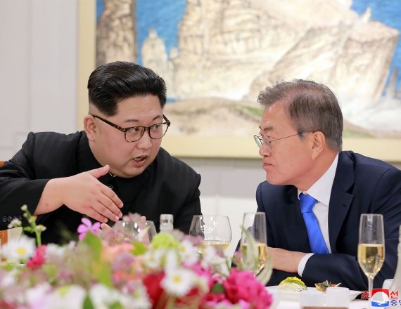 מנהיגי קוריאה הצפונית וקוריאה הדרומית נפגשים