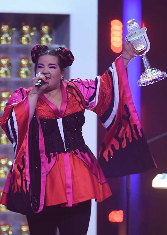 נטע מניפה את גביע האירוויזיון