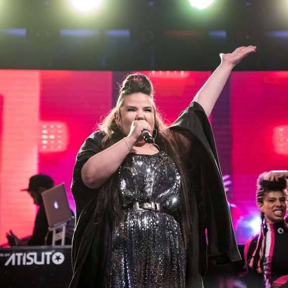 נטע מופיעה בכיכר רבין