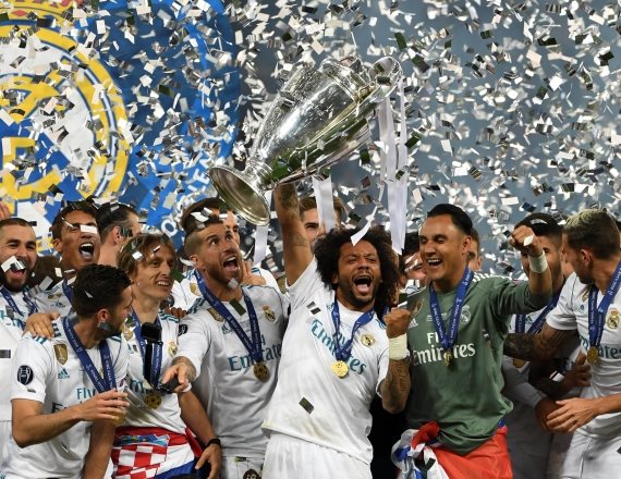 שחקני ריאל מדריד מניפים את גביע האלופות