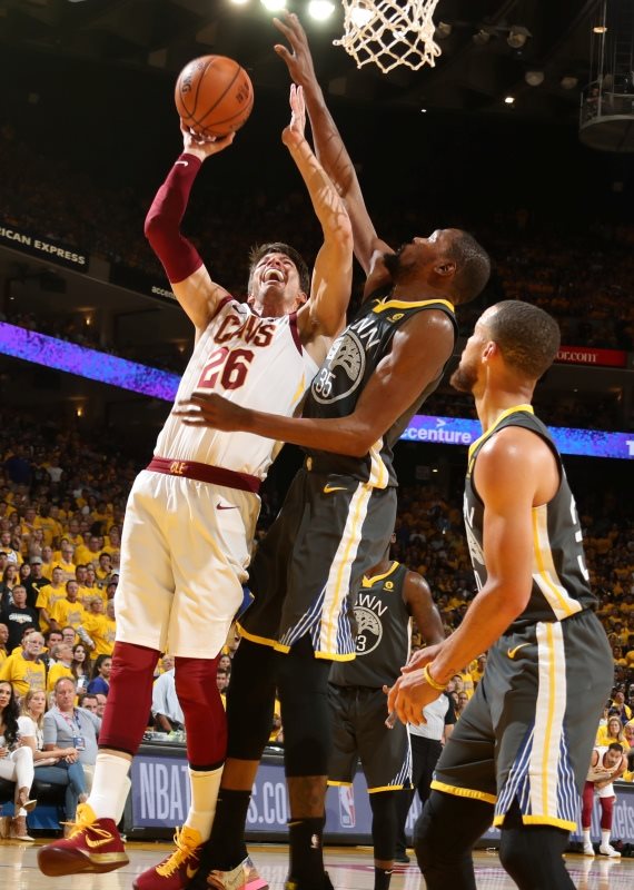 שחקני הקליבלנד קאבלירס והגולדן סטייט ווריורס