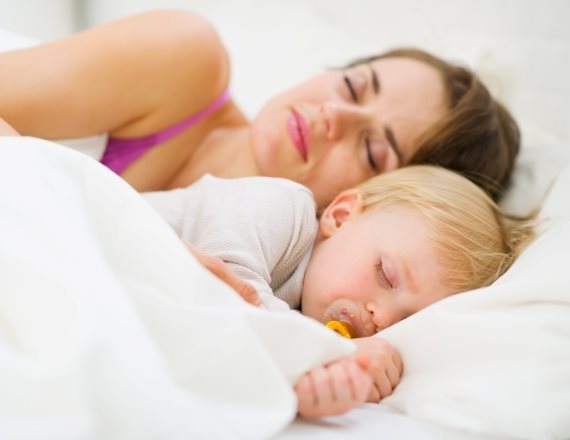 תינוק ואמא במיטה
