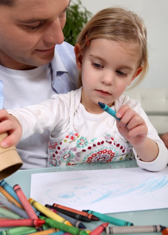 ילדה מציירת עם אימה