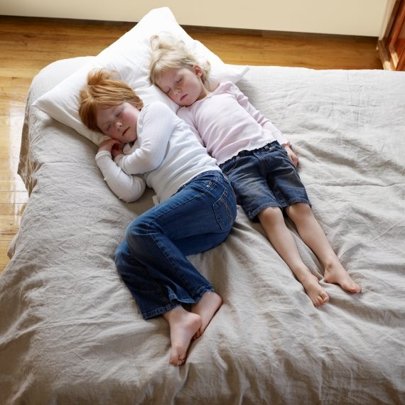 "הילדה דרוכה ולא נרדמת כי היא מקנאה באחיה הקטן"