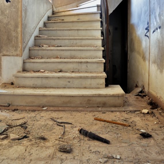 רצפת בית פגומה