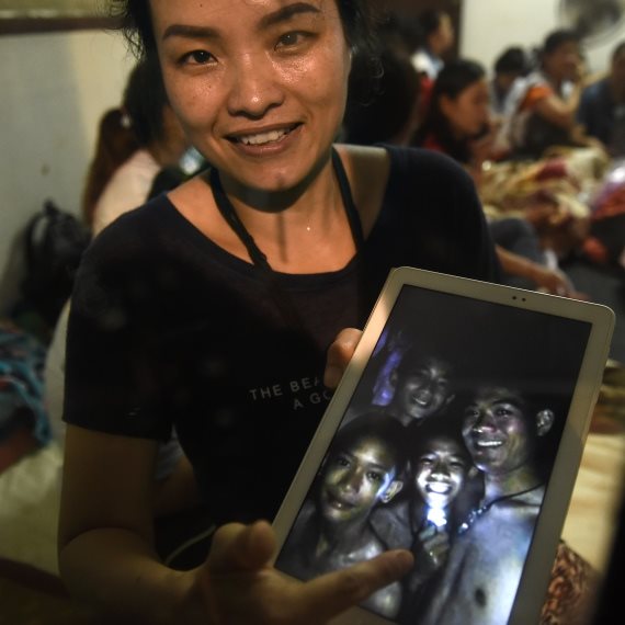 בת משפחה של אחד הלכודים בתאילנד