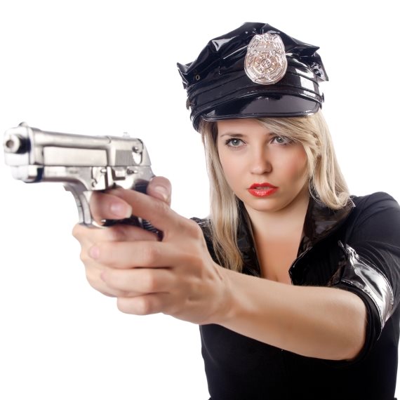 אישה עם נשק