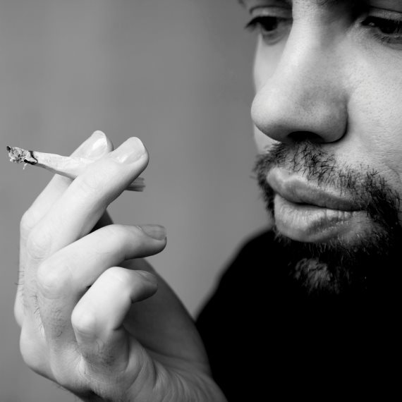 בני בן ה-4 רוצה לעשן איתי מריחואנה