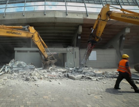 הריסות אצטדיון בלומפילד