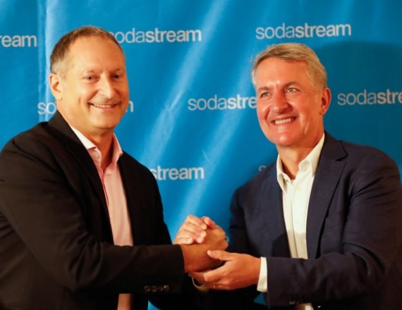 המשנה למנכ"ל פפסיקו רמון לגווארטה ומנכ"ל סודהסטרים דניאל בירנבאום