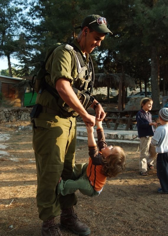 חייל וילדה - אילוסטרציה, למצולמים אין קשר לכתבה