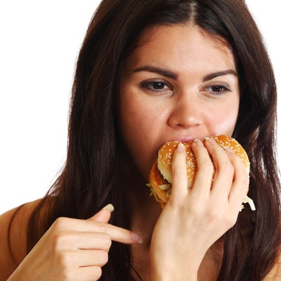 מה הסיבה לקושי בנשימה לאחר הארוחה?