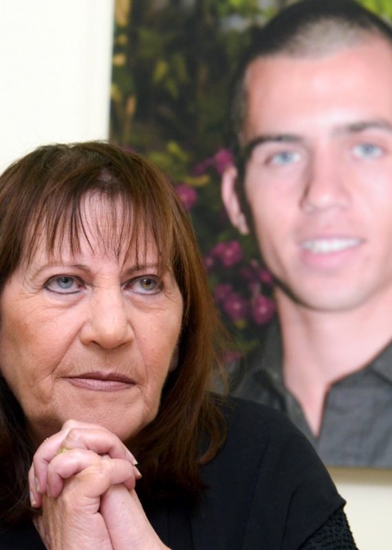 זהבה שאול ובנה השבוי אורון