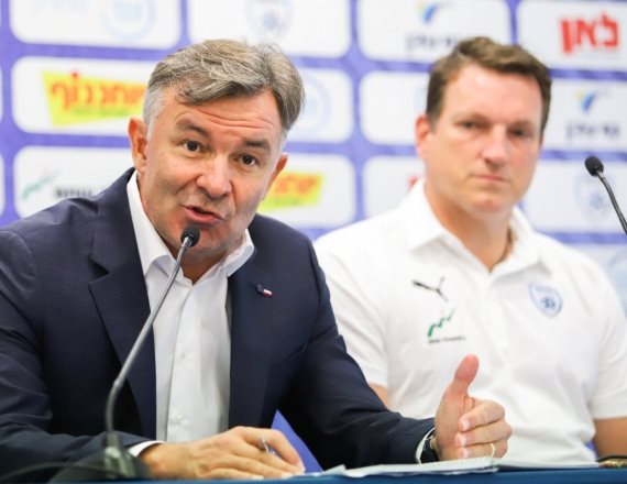 מאמן נבחרת ישראל אנדי הרצוג ומנהלה הטכני וילי רוטנשטיינר