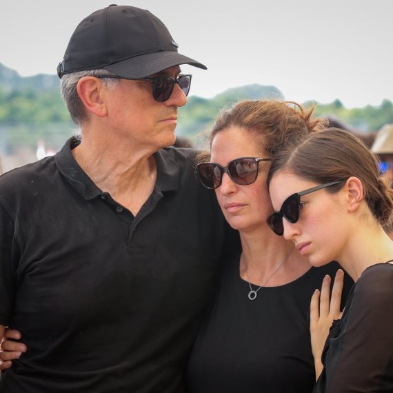 משפחת נשר בלווייתו של ארי נשר ז"ל