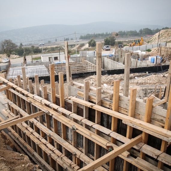 "לוקחים את מפעל החיים שלנו וזורקים אותו לרחוב"