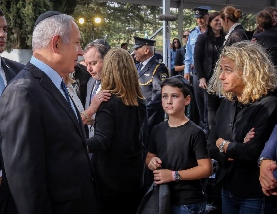 נועה רוטמן וראש הממשלה בנימין נתניהו בטקס האזכרה לראש הממשלה יצחק רבין