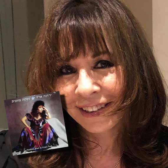 ירדנה ארזי באולפן 103fm; בתמונה הקטנה: עטיפת האלבום 'נשמה צוענית' מ־1987