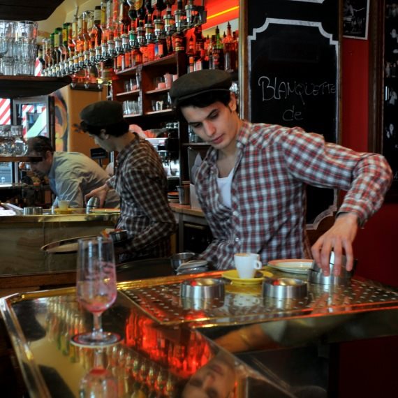 עובד בבית קפה