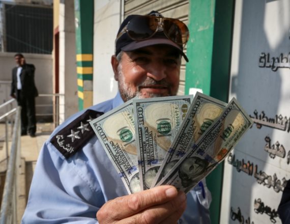 תושב עזה עם כסף שקיבל מהמימון הקטארי