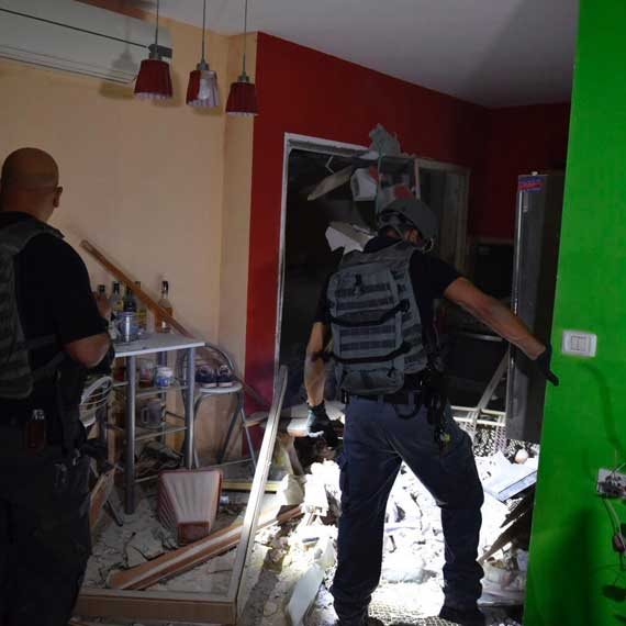 החבלנים בבניין שספג פגיעה ישירה, הבוקר