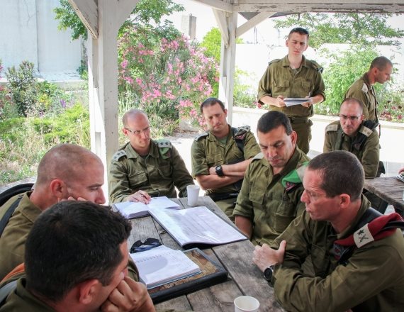 אלוף פיקוד המרכז נדב פדן בישיבת בכירים בפיקוד