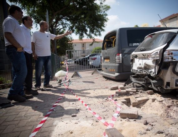 נזקים כתוצאה מפגיעת רקטה בשדרות