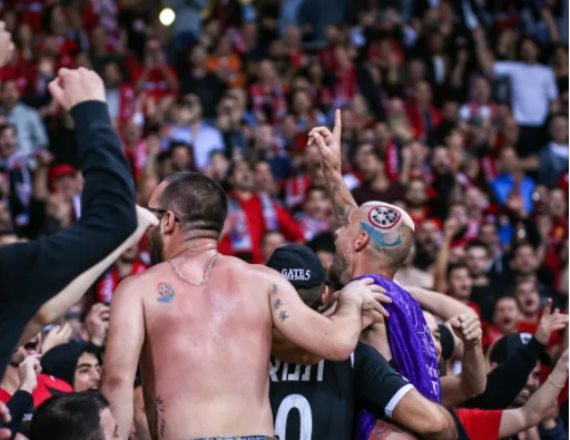 שחקני ואוהדי הפועל חיפה חוגגים לאחר הניצחון בדרבי