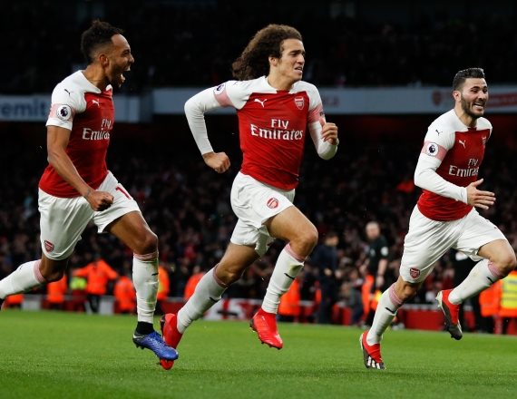 שחקני ארסנל חוגגים לאחר הניצחון מול טוטנהאם