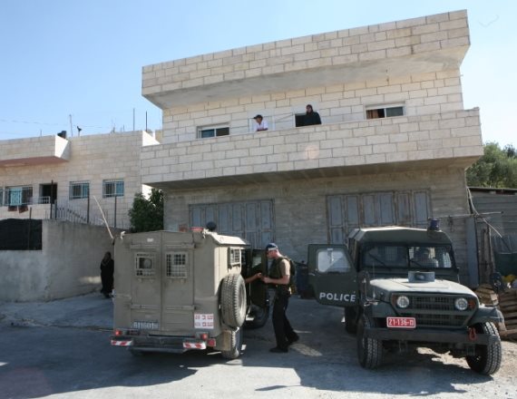 כוחות צה"ל פושטים על בית בשטחים, ארכיון