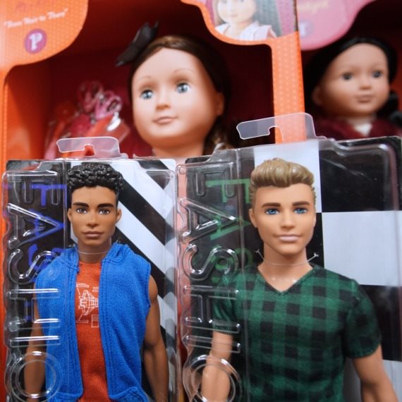 בובות קן בחנות צעצועים