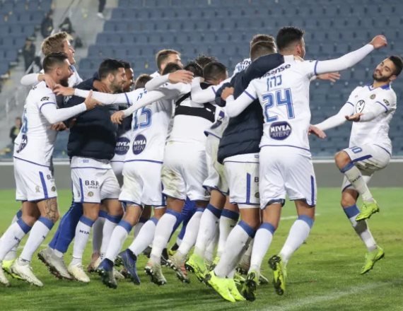 שחקני מכבי תל אביב חוגגים ניצחון