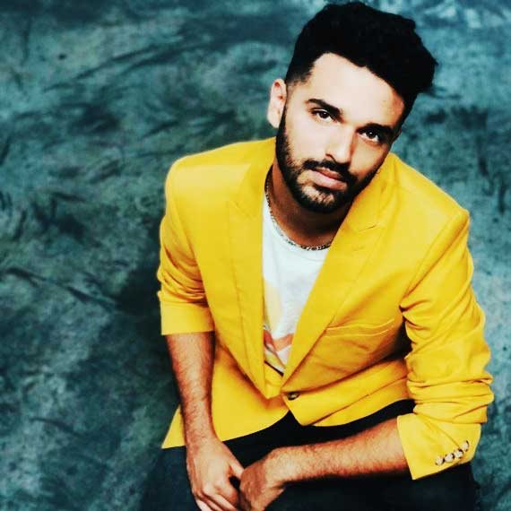 יש לו חן. אהרוני