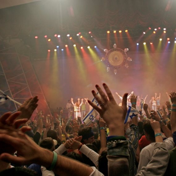 מבלים במועדון