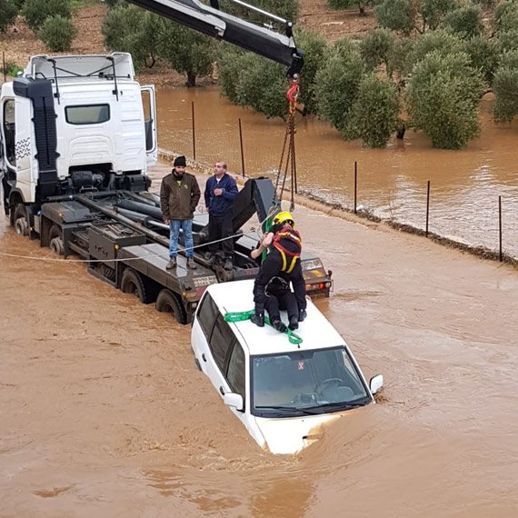 חילוץ ג'יפ ששקע במים בנחל חילזון, הבוקר