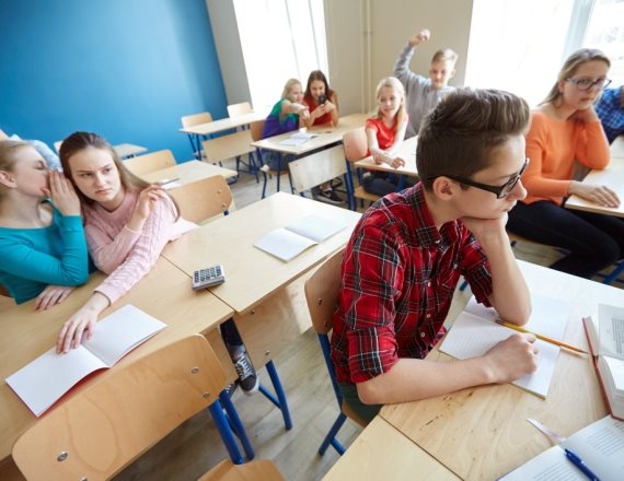 "הילדים הסתודדו וצחקקו ביניהם"