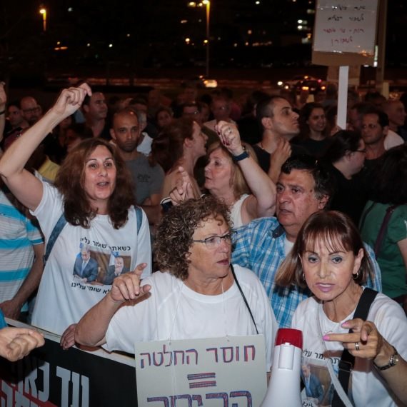 הפגנות מפגינים מול ביתו של אביחי מנדלבליט (למצולמים אין קשר לכתבה)