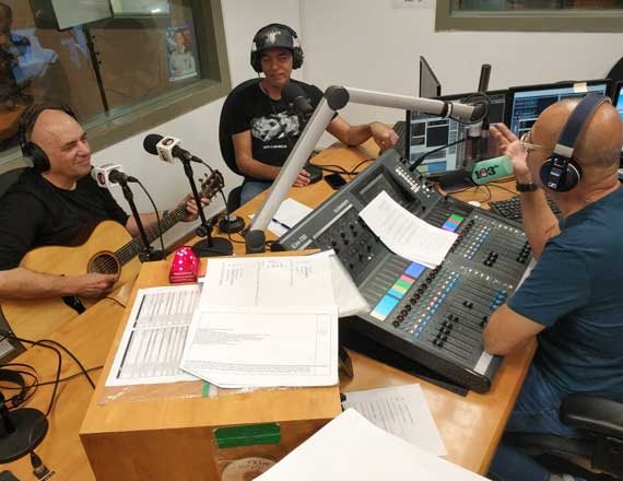 דני רובס במהלך הביצוע