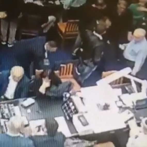 גברים בחליפות