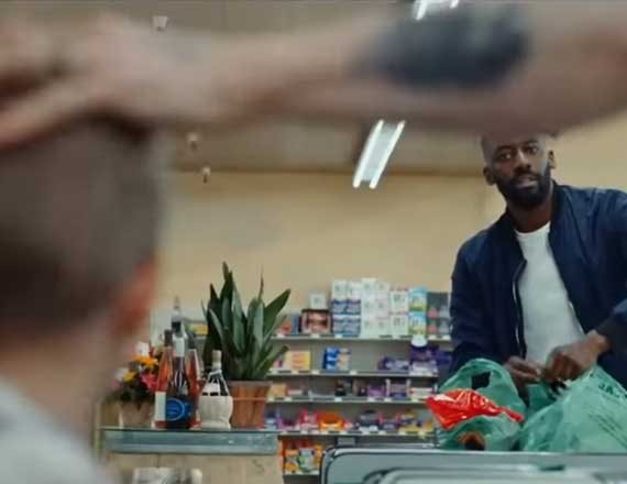 אגרוף בבטן. 'Skin'