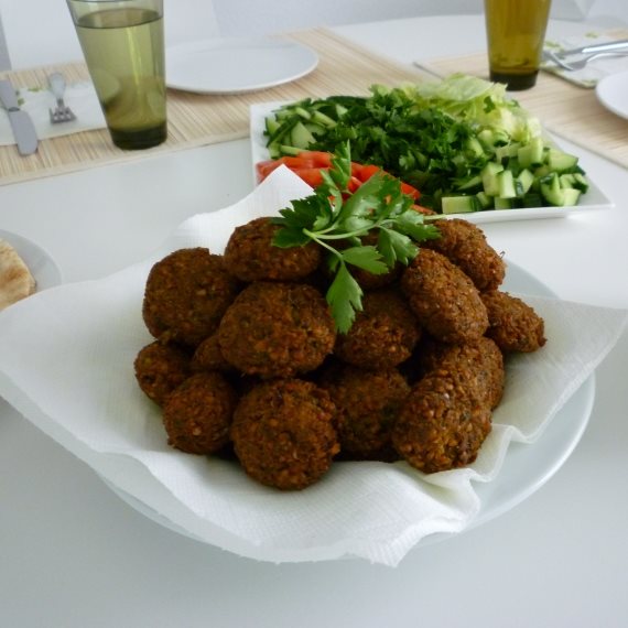 גם בפוליטיקה הכדור הוא עגול