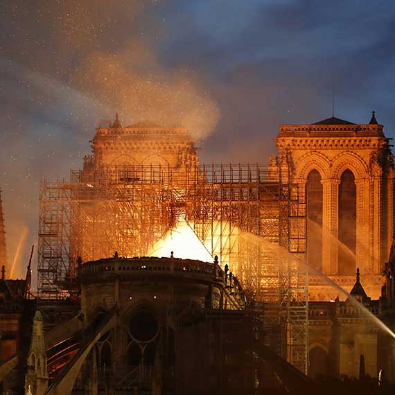 "מאוד קשה ועצוב". קתדרלת נוטרדאם הבוערת