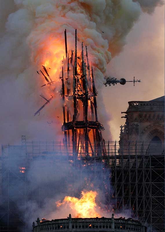 הקתדרלה בלהבות, שלשום