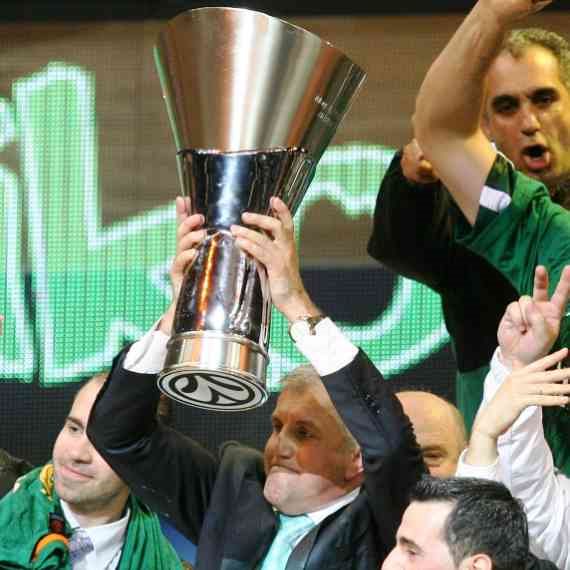 אוברדוביץ' מניף את גביע היורוליג, 2009