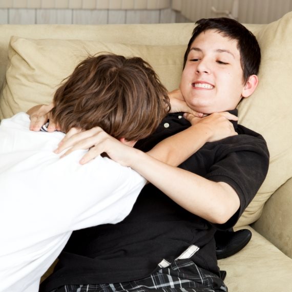 אחים רבים ביניהם