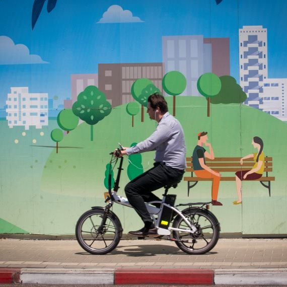 אופניים על המדרכה