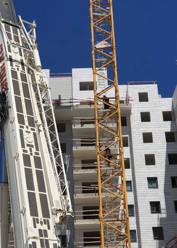 המנוף שקרס, הבוקר