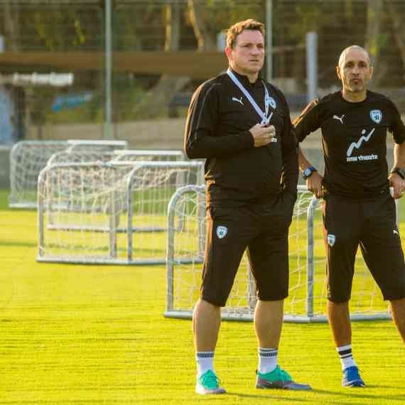 משמאל: מאמן נבחרת ישראל אנדי הרצוג