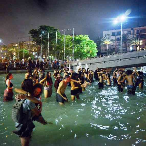 מפגינים מוחים נגד ביטול הפסטיבל