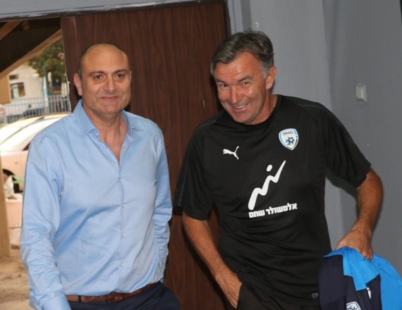 משמאל יו"ר ההתאחדות לכדורגל המתפטר, שינו זוארץ.